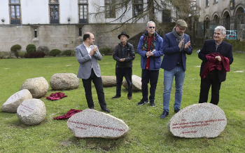 Bernardo Atxaga aade una piedra al jardn 